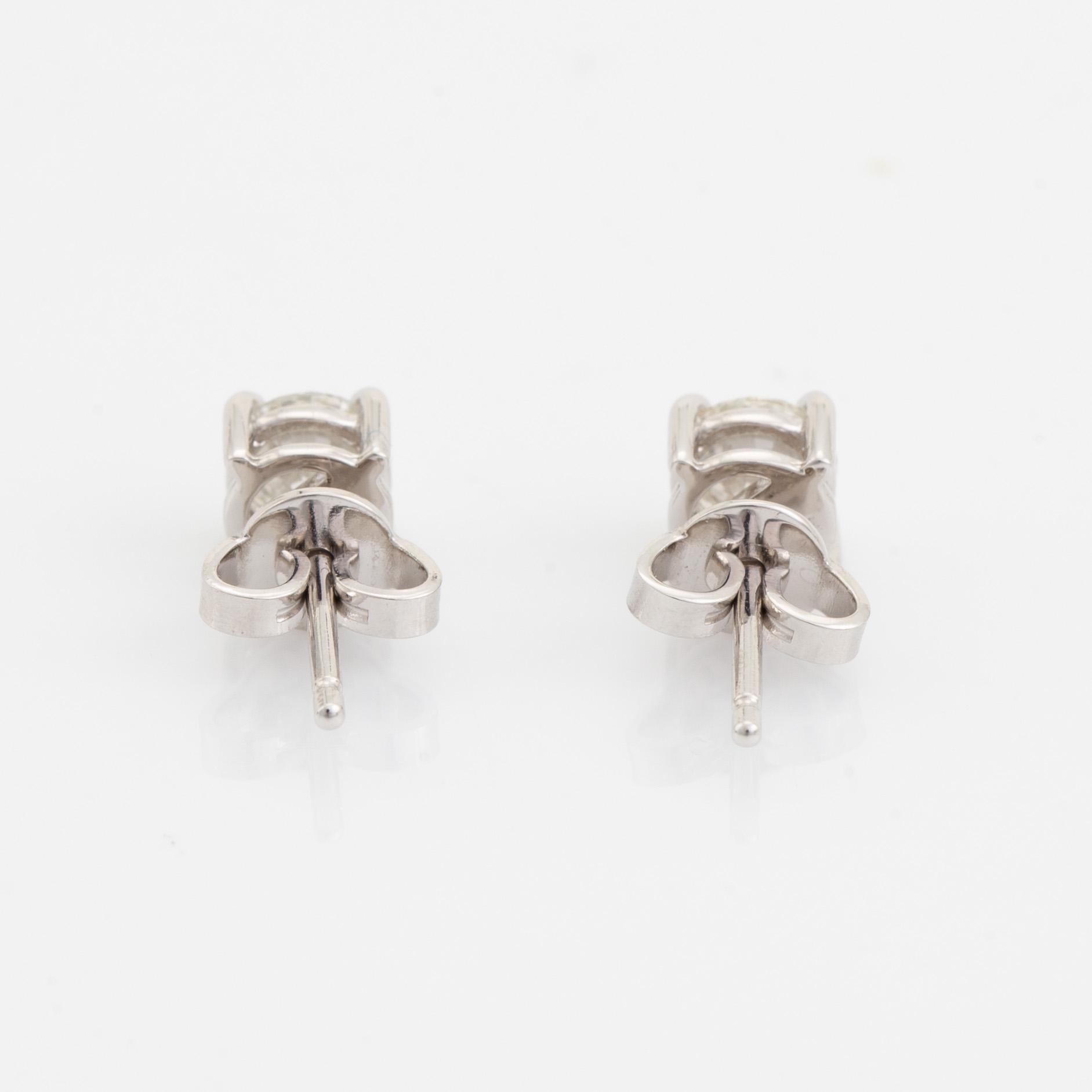 Örhängen med briljantslipade diamanter, med IGI report.