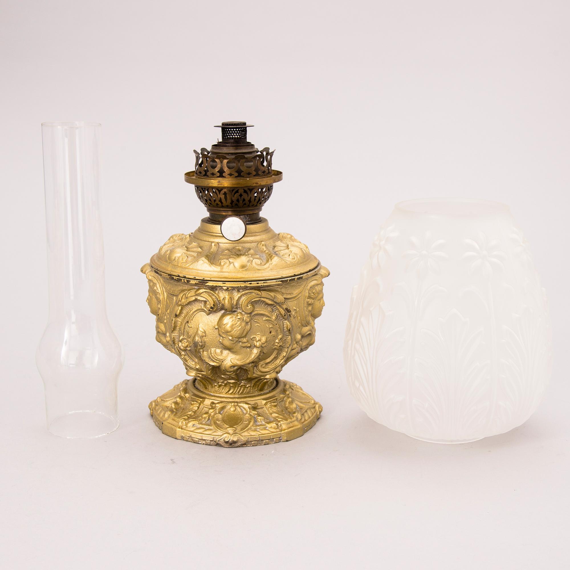 FOTOGENLAMPA, målad vitmetall glas och mässing, 1900-tal.