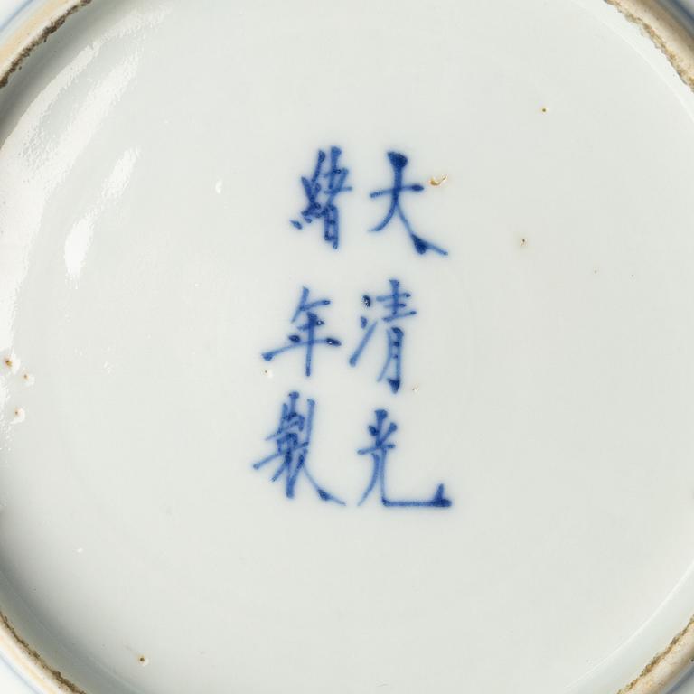 A pair of dragon dishes, Qing dynasty with Guangxu six character mark and of the period (1875-1908).
