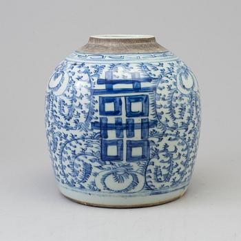 A blue and white porcelain jar, Qing dynasty, 19th century.