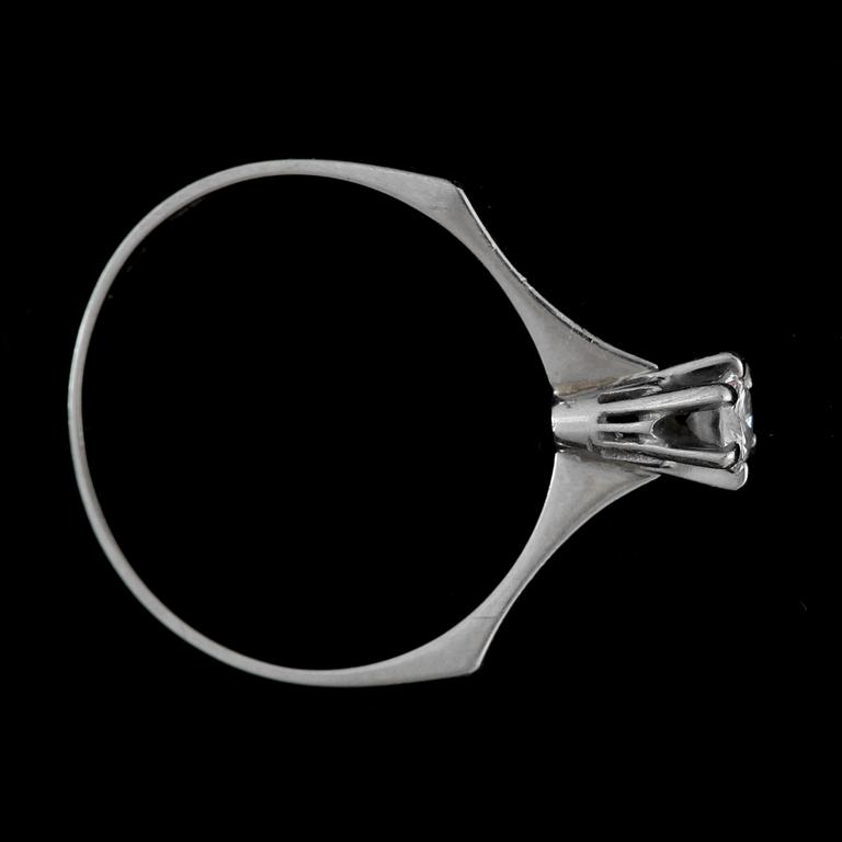 RING, 18k vitguld med briljantslipade diamant, enligt gravyr 0,175 ct. Vikt ca 1,9 gram.