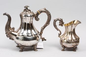 KAFFEKANNA och GRÄDDKANNA, silver. Nyrokoko. L.Larsson, Göteborg 1857.