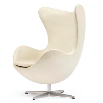 68. Arne Jacobsen, fåtölj, "Ägget", Fritz Hansen, Danmark, 2006.