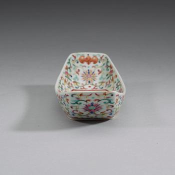 TEBÅT, porslin. Qingdynastin, Jiaqing mark and period (1796-1820).