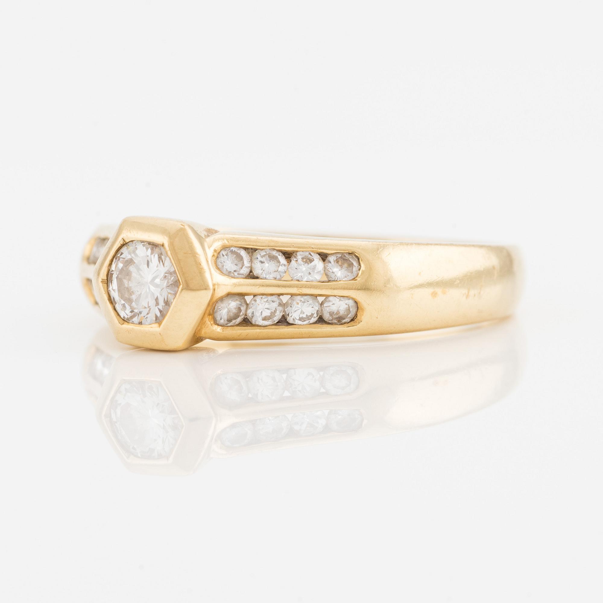 Ring, 18K guld med briljantslipade diamanter, Italien.