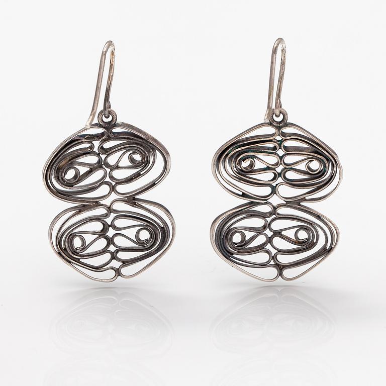 Liisa Vitali, Örhängen och ring "Kissantassut", sterlingsilver. Westerback, Helsingfors 1971.