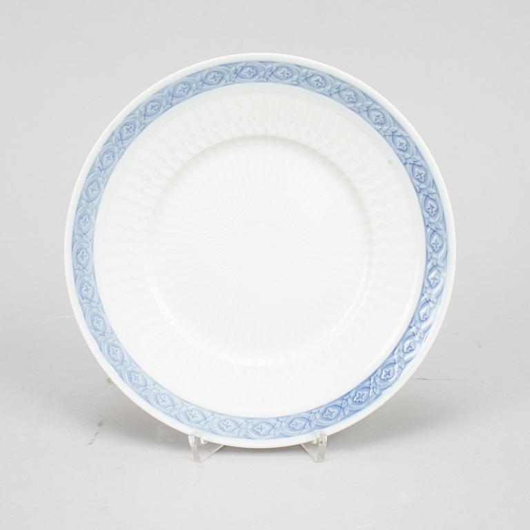 A Royal Copenhagen porcelain service "Blå vifte" by Arnold Krog, 28 pcs, Denmark.