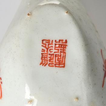 A Chinese porcelain dish and a spoon, late Qing dynasty / around 1900.