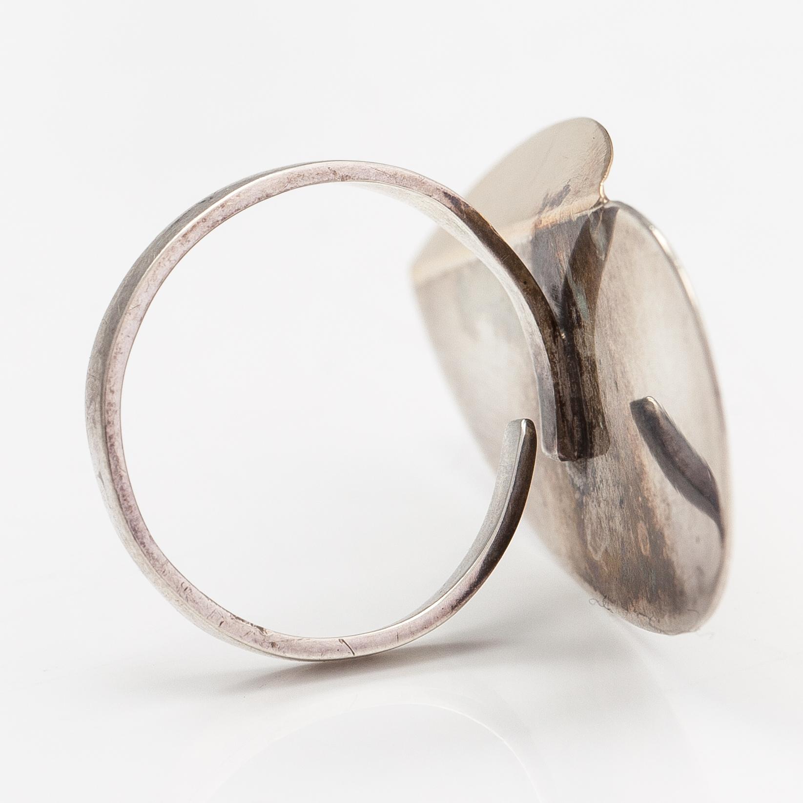 Paula Häiväoja, ring "Taittovan kulman peilit", sterlingsilver och guld. Pentti Roos, Helsingfors.