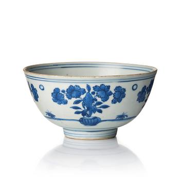 829. A blue and white bowl, Ming dynasty (1368-1644).