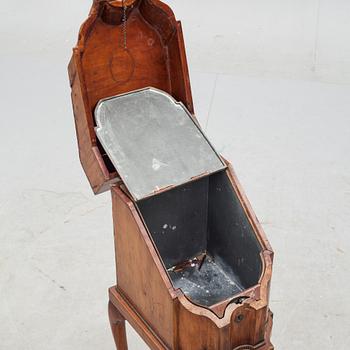 SCHATULL på ben, 1800-tal.