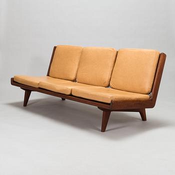 Carl Gustaf Hiort af Ornäs, sohva, "Studio",Puunveisto Oy - Träsnideri Ab 1900-luvun puoliväli.
