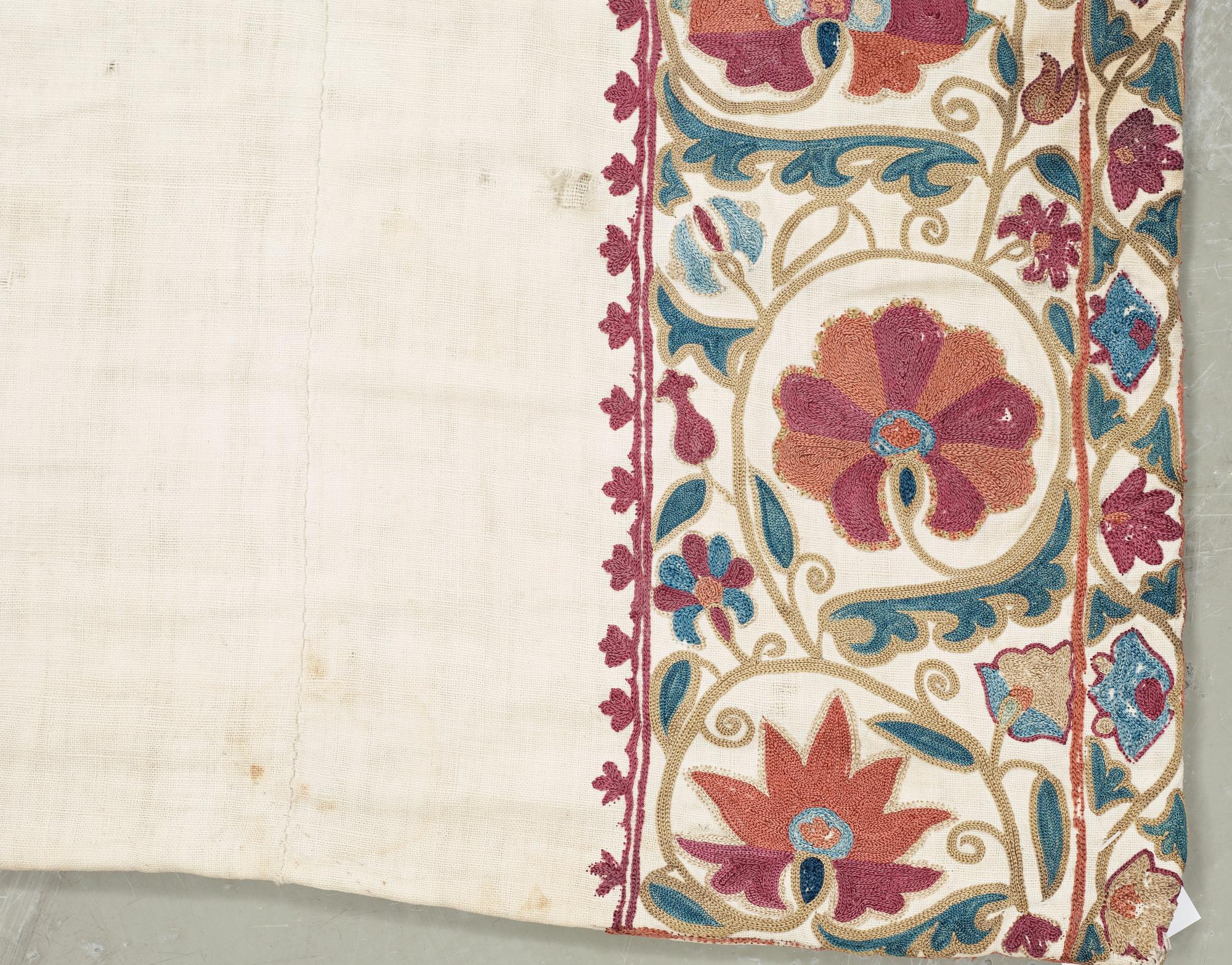 ANTIQUE UZBEK SUZANI. 124 x 86 cm.