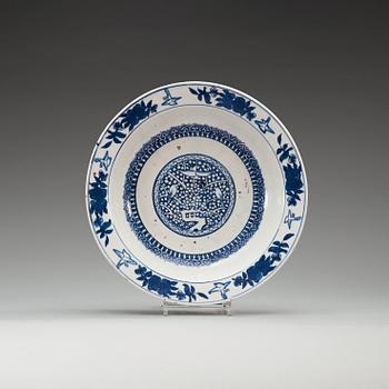 1673. FAT, porslin. Ming dynastin, 1500-tal, med Xuande sex karaktärers märke.