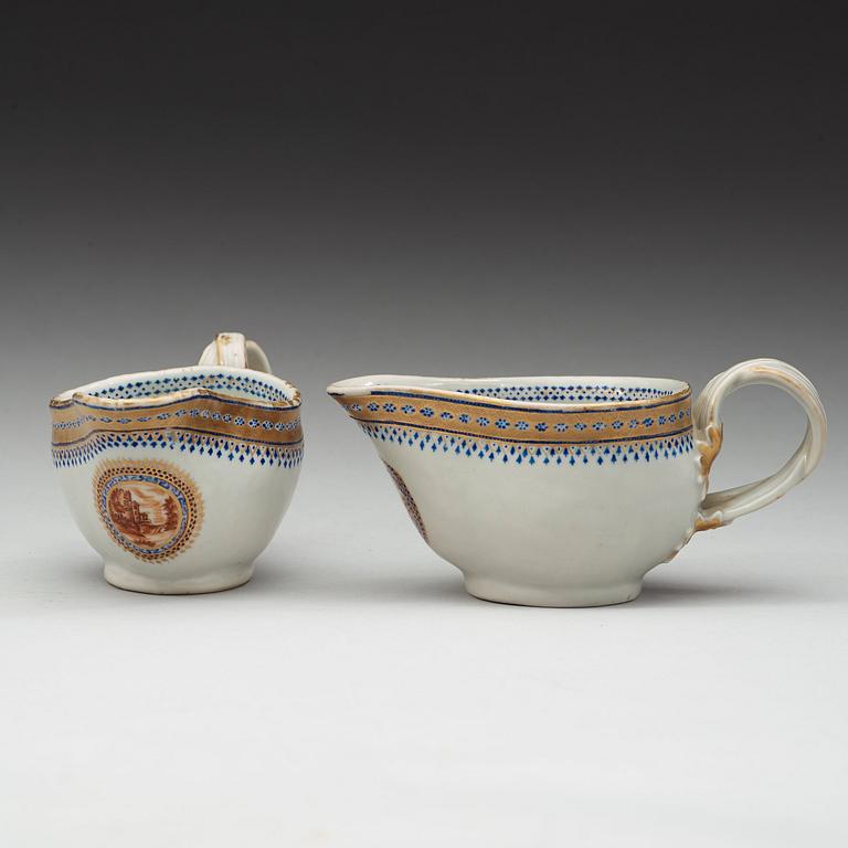 A pair of export sauce boats, Qing dynasty, Jiaqing (1796-1820).