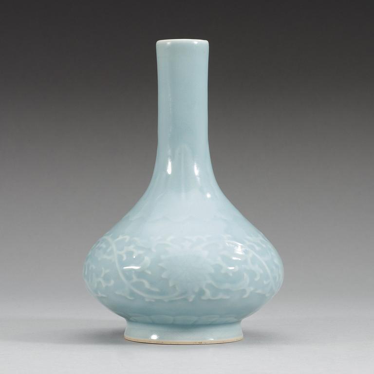 A clarie de lune glazed vase, late Qing dynasty with Qianlong seal mark.