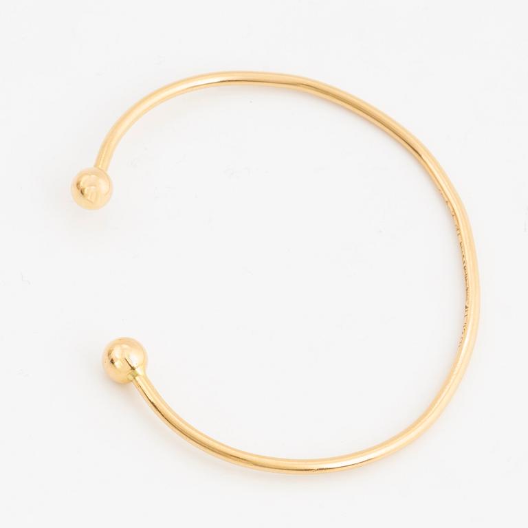 18K gold bangle.