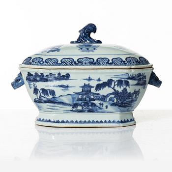 A Chinese export porcelain tureen, Qing dynasty, Qianlong (1736-95).
