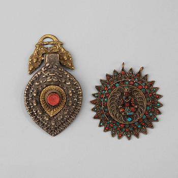 1296. A Tibetan metal belt buckle and pendant, with inlays, presumably late 19th Century.