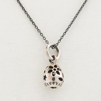 Ole Lynggaard, halsband "Lace Egg" av silver med en oxiderad kedja.