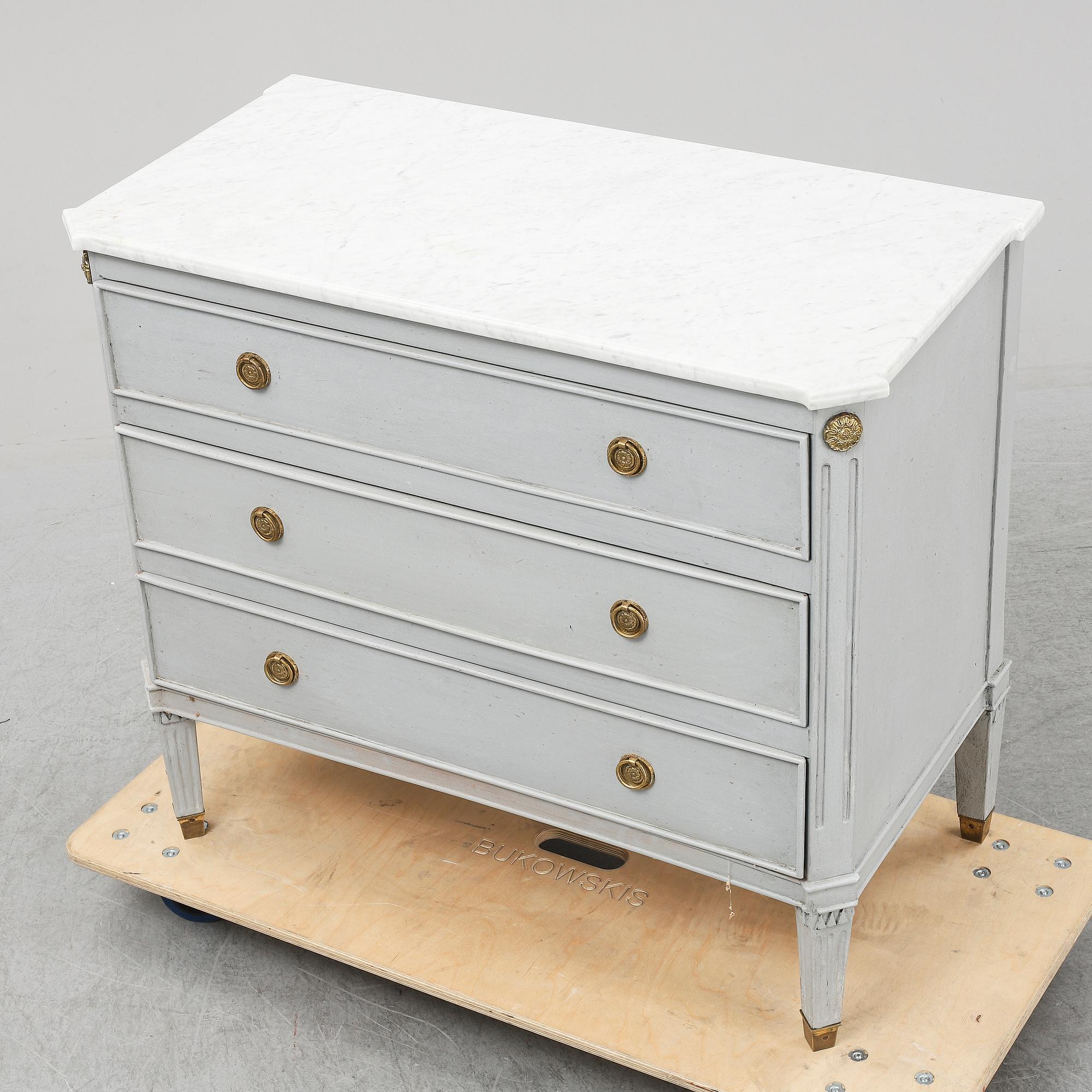 A painted Gustavian style chest of drawers, first half of the 20th Century.
