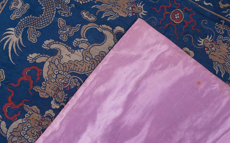KUDDFODRAL, silke. Sen Qing dynasti. 92,5 x 96,5 cm.