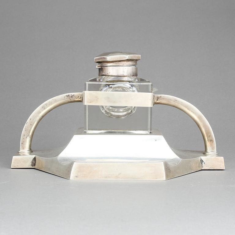 KUNGLIGT SKRIVSTÄLL, KRONPRINSPARET GUSTAF ADOLF OCH MARGARETA, silver, AG. Dufva, Stockholm 1913. Silvervikt ca 675 g.