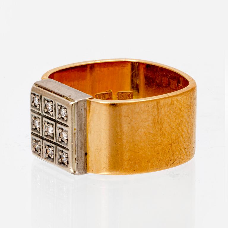 An 18K white- and yellow gold ring with round brilliant cut diamonds.