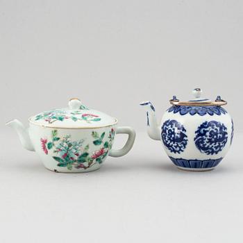 A set of two tea pots, late Qing dynasty/early 20th Century.