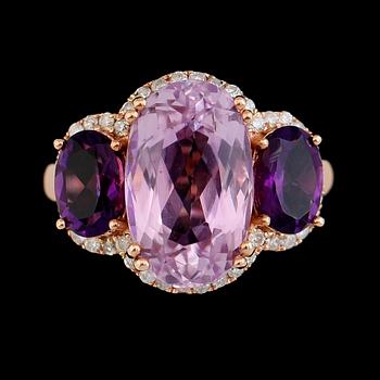 RING, 18K roséguld, rosa kunzit ca 5.70 ct, ametister tot ca 1.30 ct, diamanter tot ca 0.30 ct.