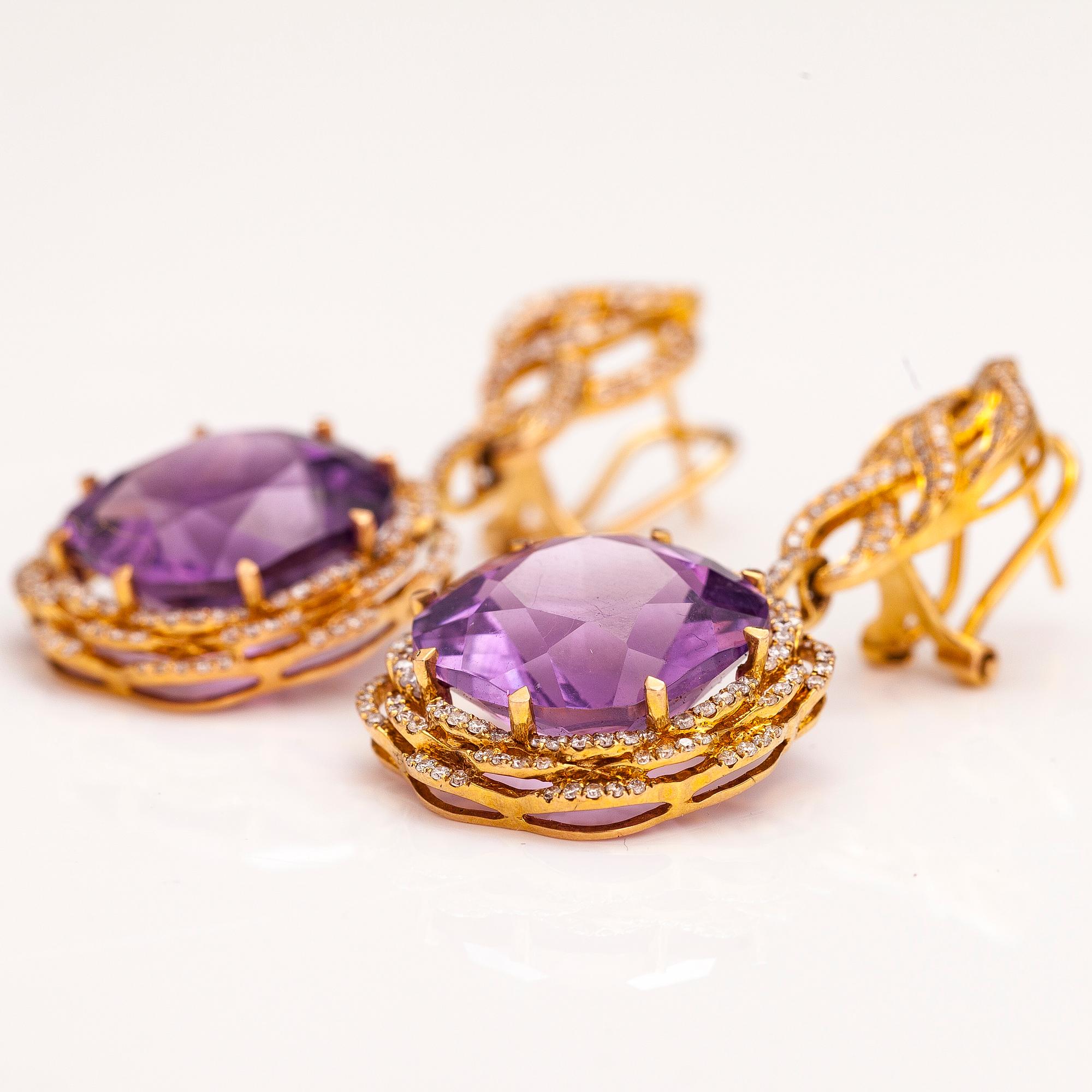 A pair of 18K gold earring swith amethysts and diamonds ca. 0.96 ct in total.