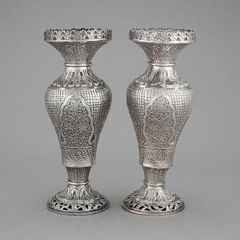VASER, ett par, silver, med svenska importstämplar, 1900-tal. Vikt ca 450g.