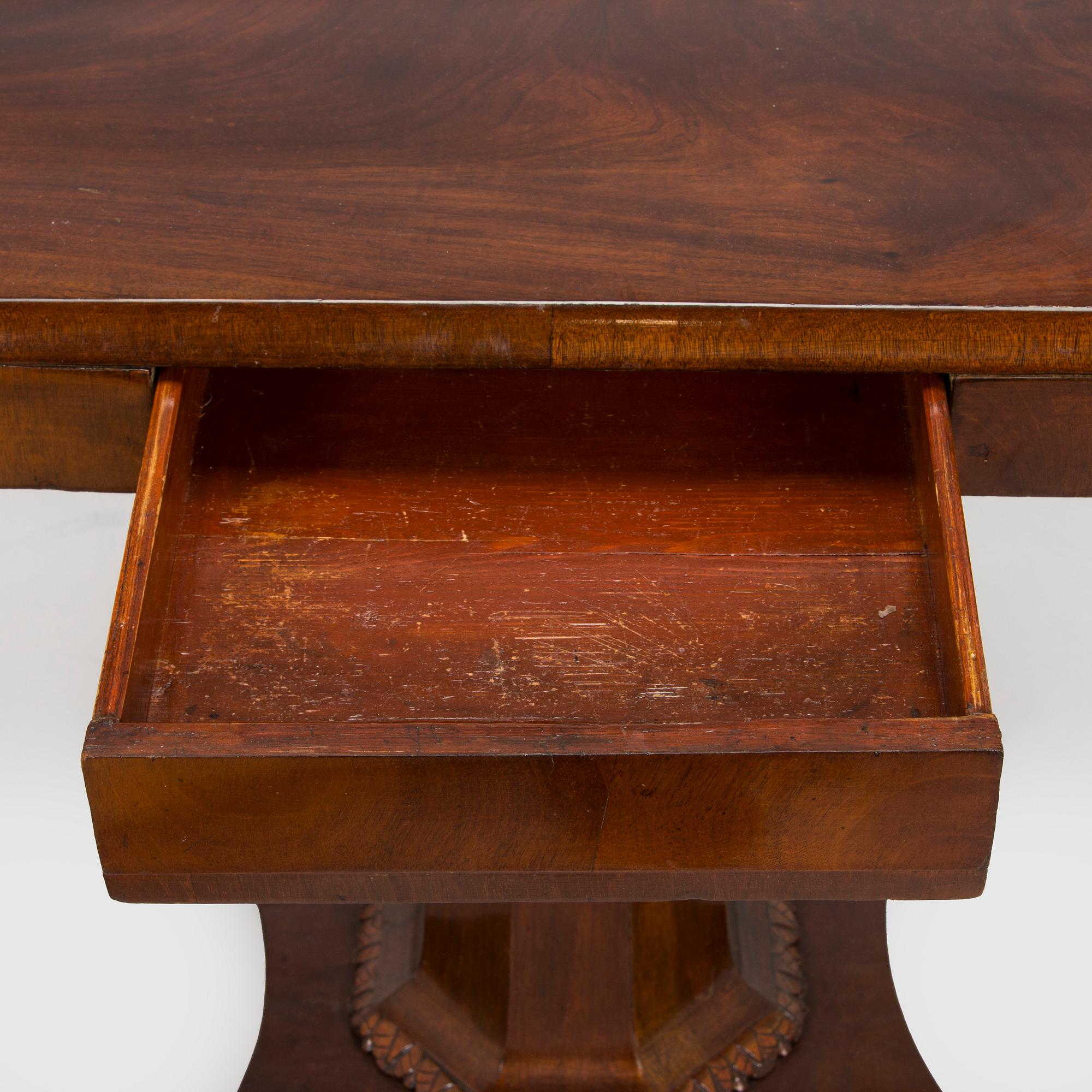 Sohva ja pöytä, biedermeier-tyyli, 1800-luvun loppupuoli.