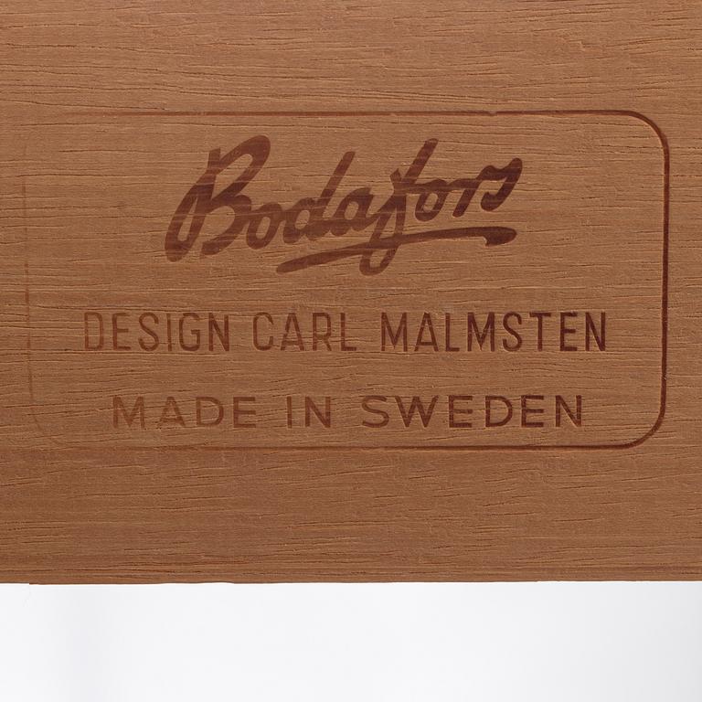 An oak dining table and four chairs by Carl Malmsten for Bodafors. Second half of the 20th Century.