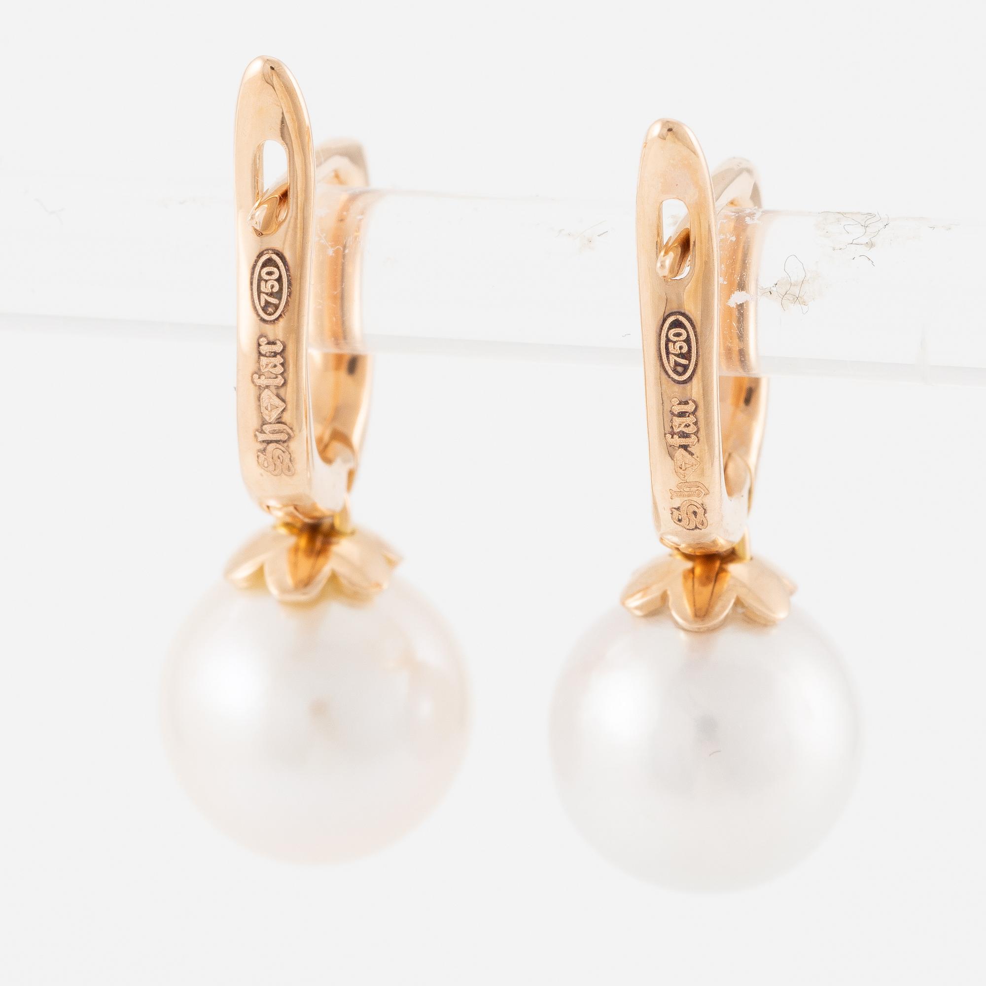 Earrings 18K gold with cultured freshwater pearls and brilliant-cut diamonds.