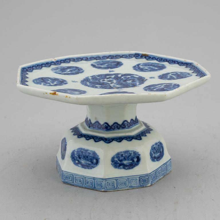 A blue and white footed dish, Qing dynasty, late 19th/early 20th century.
