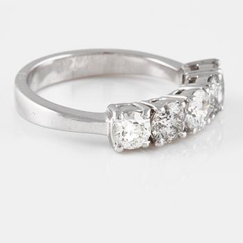 RING, 18K vitguld med briljantslipade diamanter ca 1.60 ct. Vikt 4,7 gram.
