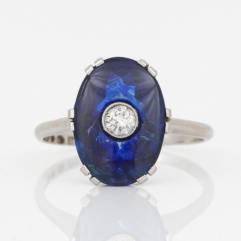 RING, platina med folierad sannolikt glas samt briljantslipad diamant, ca 0,15 ct, CG Hallbergs, Stockholm, 1935.