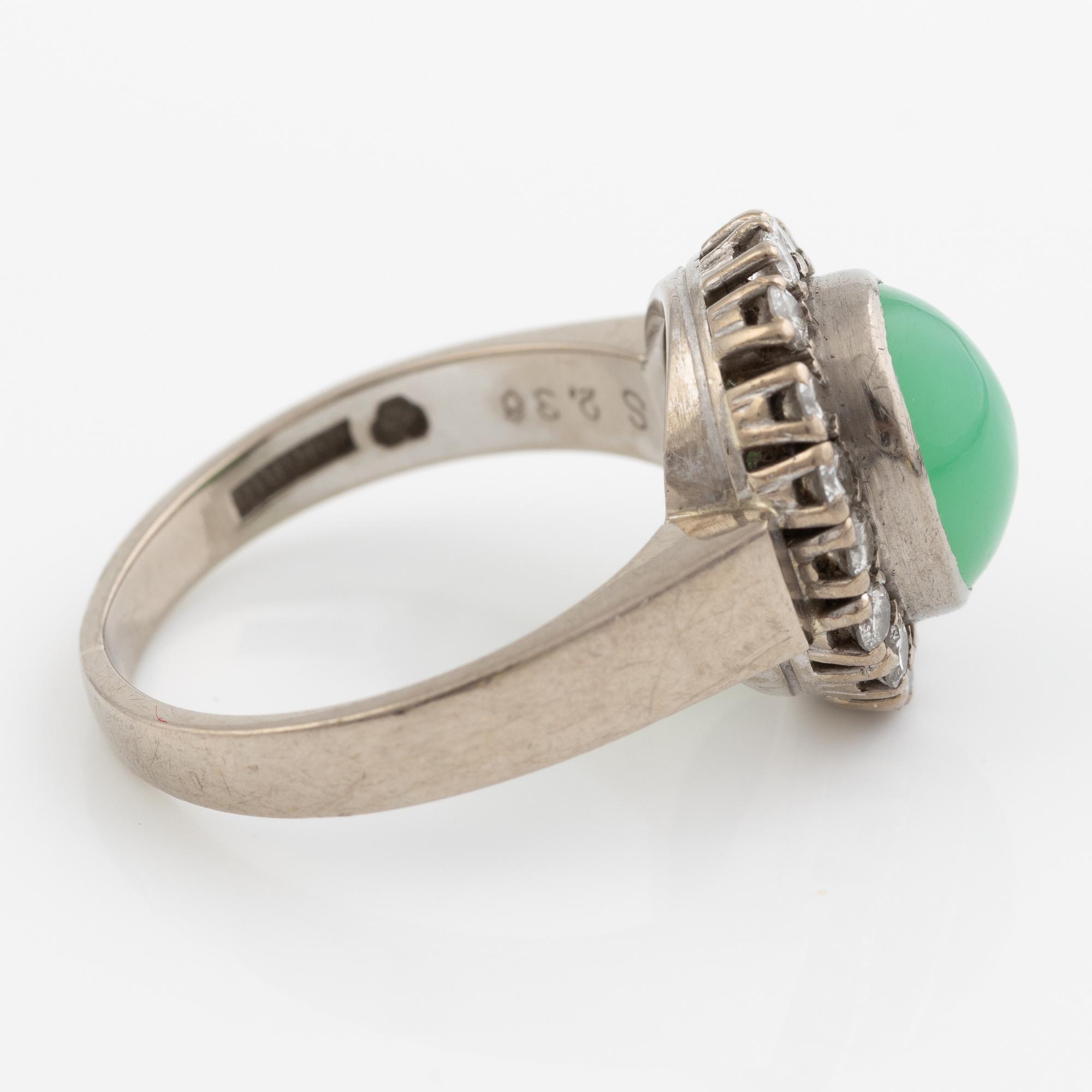 Ring in 18K white gold set with round brilliant-cut diamonds and chrysoprase.