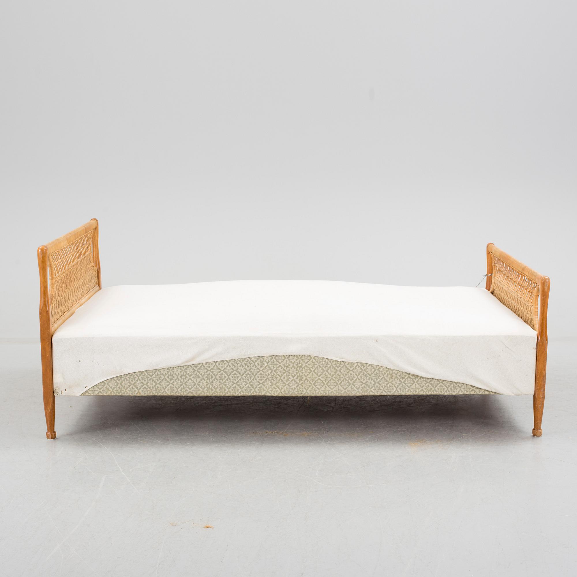 JOSEF FRANK, säng med rottinggavlar, "modell 960", Firma Svenskt Tenn, 1950-tal.