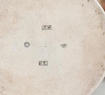 TUMLARE samt BÄGARE, silver, bland annat Peter Romare, Hälsingborg, 1866. Vikt ca 57g.