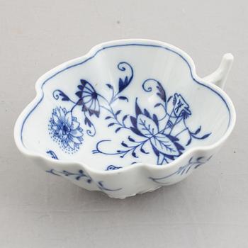 Five 'Zwiebelmuster' porcelain service pieces, Meissen, Germany.