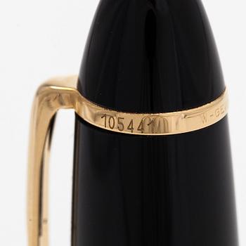 Montblanc, a Meisterstück fountain pen.