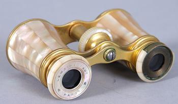 TEATERKIKARE, pärlemor och gulmetall, 1800/1900-tal.