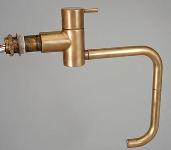 ARNE JACOBSEN, kökskran, patinerad mässing, för Vola, modell, "KV1". 1900-talets andra hälft.