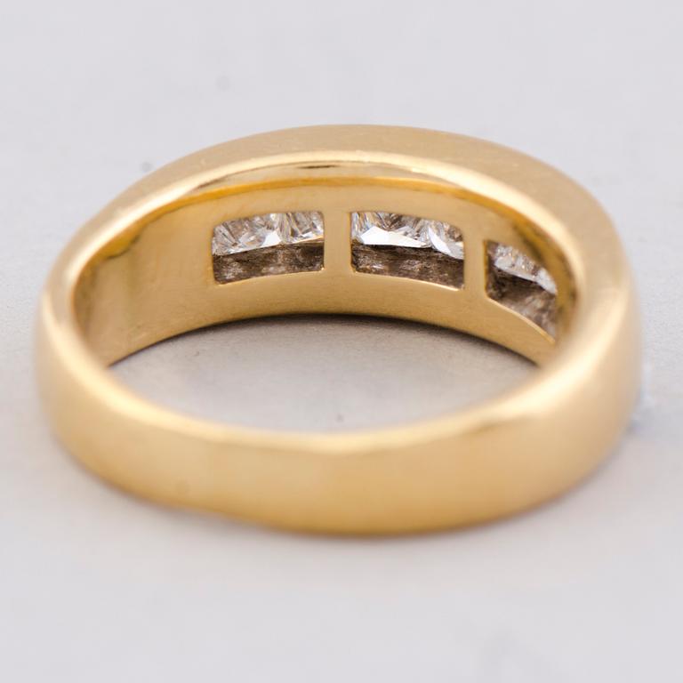 A RING, princess cut diamonds, 18K gold.