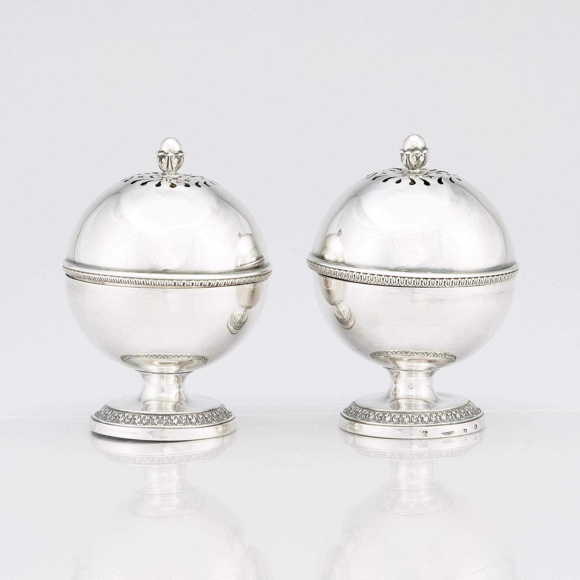 Tvåldosar, silver, ett par, Christian Andreas Jantzen, St Petersburg 1830.