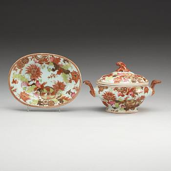 A famille rose 'Tobacco Leaf' butter tureen with cover and stand and two dinner plates, Qing dynasty, Qianlong (1736-95).