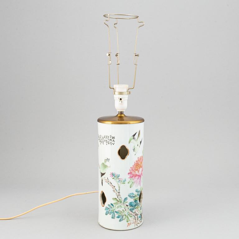 A famille rose hat stand, turned into table lamp, early 20th century.