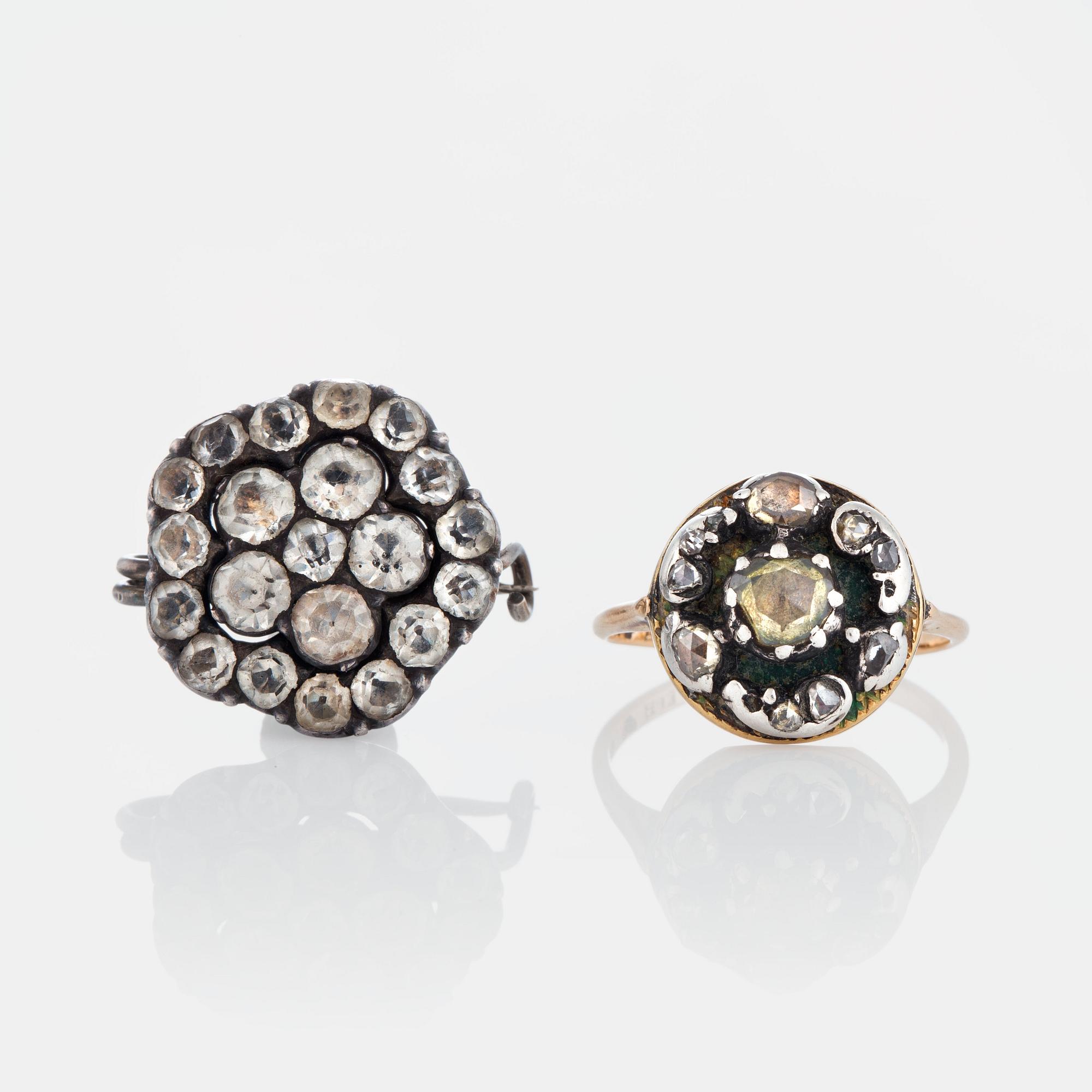 Ring och brosch.